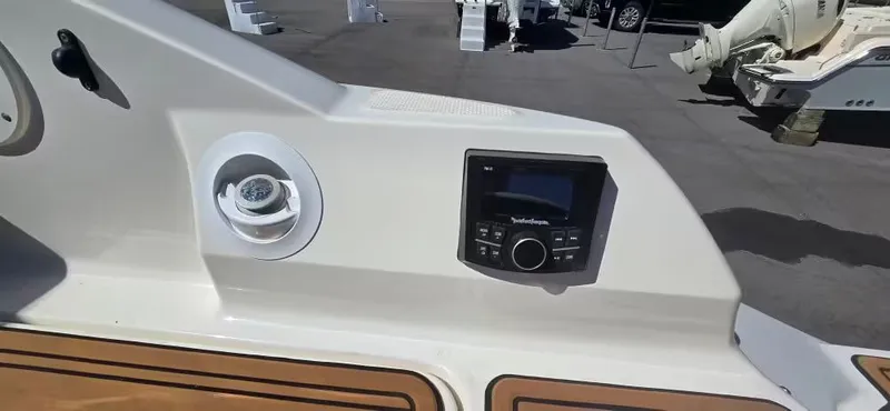 Slide: The Image of Sea Ray SDX 270 Outboard 2018 - 10