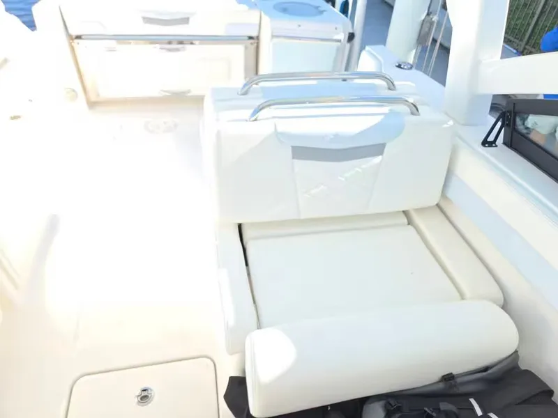 Slide: The Image of Robalo R257 Dual Console 2025 - 11