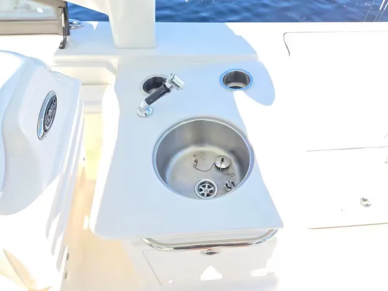 Slide: The Image of Robalo R257 Dual Console 2025 - 12