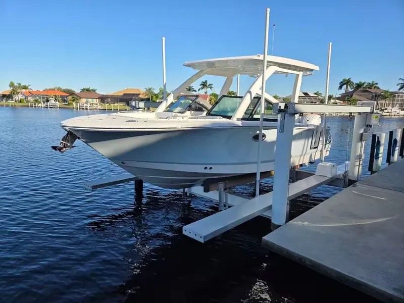 Slide: The Image of Robalo R257 Dual Console 2025 - 3