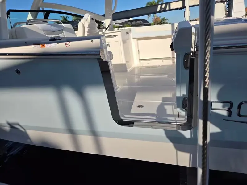 Slide: The Image of Robalo R257 Dual Console 2025 - 4