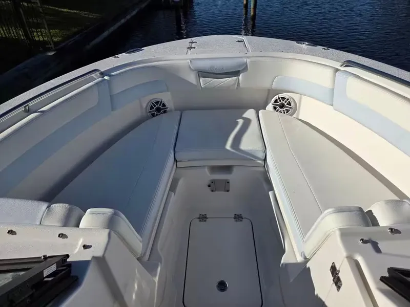 Slide: The Image of Robalo R257 Dual Console 2025 - 5