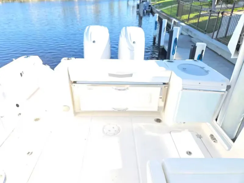 Slide: The Image of Robalo R257 Dual Console 2025 - 6