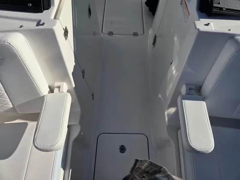 Slide: The Image of Robalo R257 Dual Console 2025 - 7