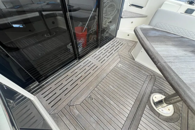 Slide: The Image of 2019 Sea Ray L550 yacht with radar equipment against clear blue sky. - 13