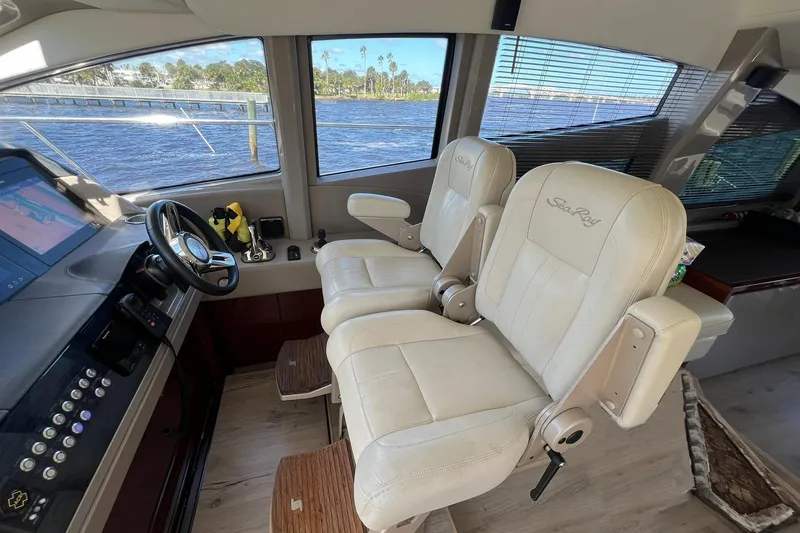 Slide: The Image of 2019 Sea Ray L550 yacht with luxurious seating and table on deck. - 29