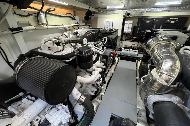 Slide: The Image of Control panel of 2019 Sea Ray L550 yacht with binoculars and joystick. - 41