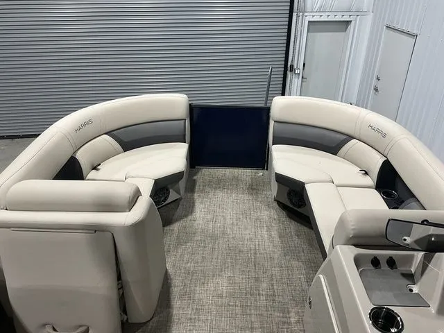 Slide: The Image of Harris Cruiser 210 2022 - 14