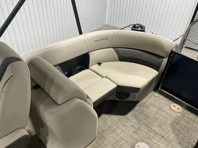 Slide: The Image of Harris Cruiser 210 2022 - 17