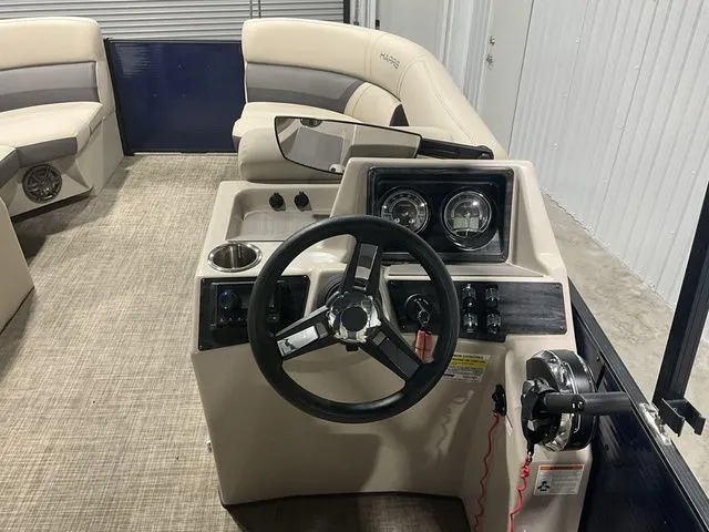 Slide: The Image of Harris Cruiser 210 2022 - 5