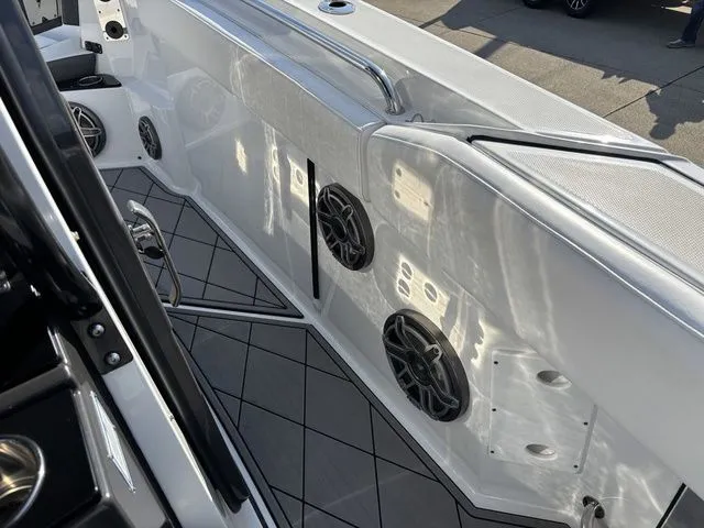 Slide: The Image of Blackfin 272 CC 2022 - 12