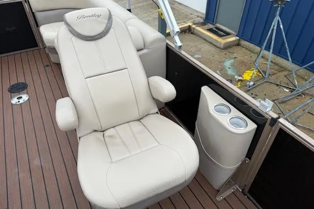 Slide: The Image of Luxurious seating on 2021 Bentley Pontoons 220 Elite Admiral with cup holders. - 5