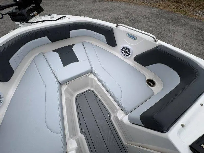 Slide: The Image of Chaparral 21 SSi Ski & Fish OB 2026 - 37