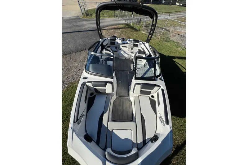 Slide: The Image of 2024 Yamaha Boats 195S, sleek design, spacious seating, modern features, ideal for water adventures. - 4