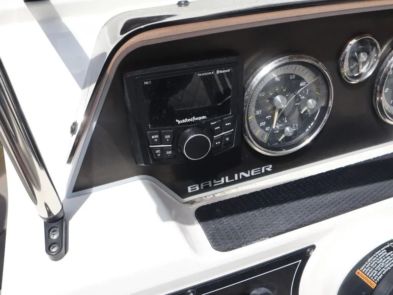 Slide: The Image of Bayliner DX 2000 2023 - 11