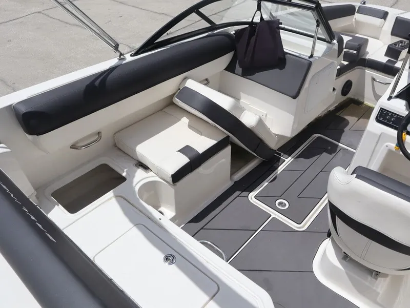 Slide: The Image of Bayliner DX 2000 2023 - 6