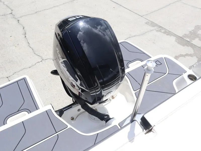 Slide: The Image of Bayliner DX 2000 2023 - 9