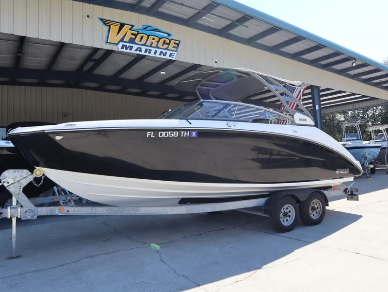 Slide: The Image of Yamaha 252SE 2022 - 2