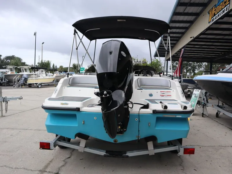 Slide: The Image of Bayliner Element M17 2023 - 4