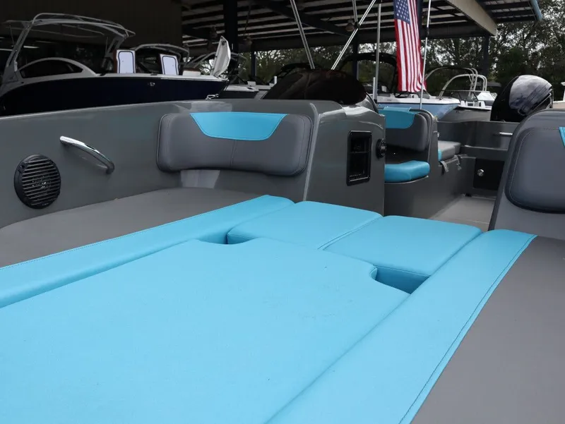 Slide: The Image of Bayliner Element E18 2022 - 12