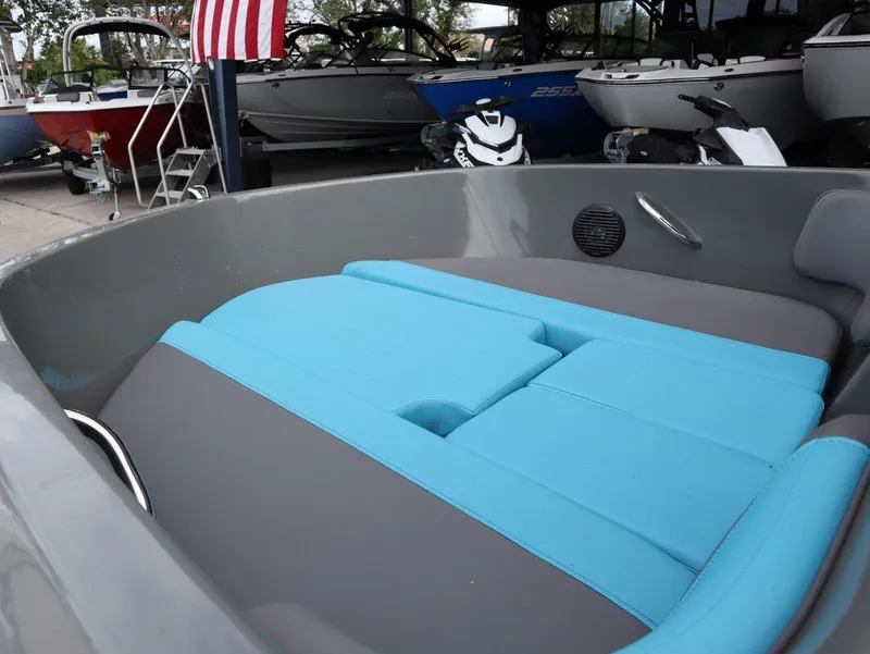 Slide: The Image of Bayliner Element E18 2022 - 13