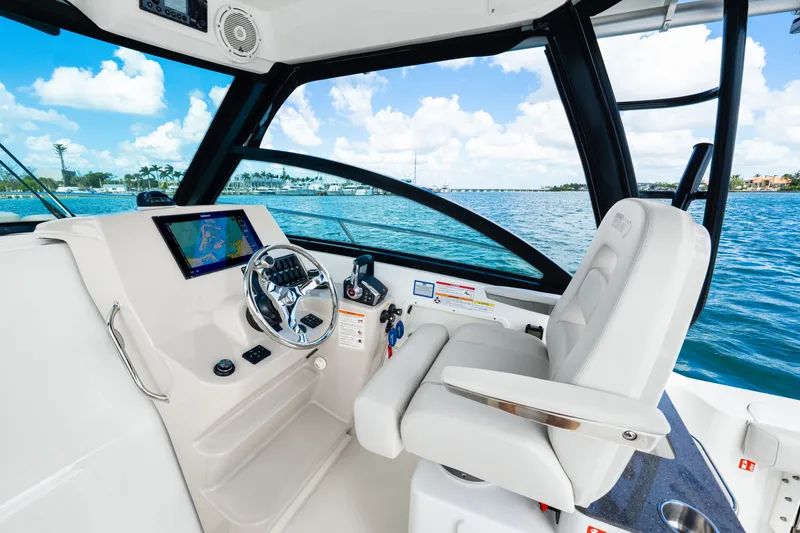 Slide: The Image of Boston Whaler 285 Conquest 2026 - 25