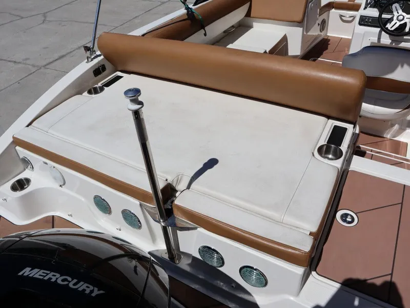 Slide: The Image of Bayliner DX 2000 2022 - 10