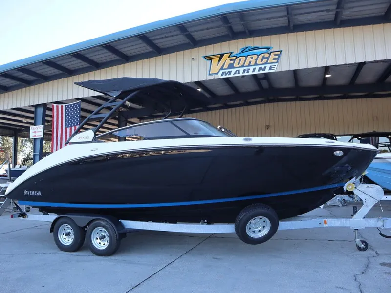 Slide: The Image of 2026 Yamaha Boats 252SD on trailer at V-Force Marine dealership. - 6