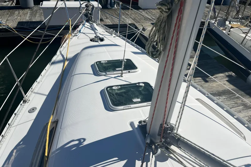 Slide: The Image of 2004 Beneteau 331 sailboat deck with hatches and rigging at marina. - 9