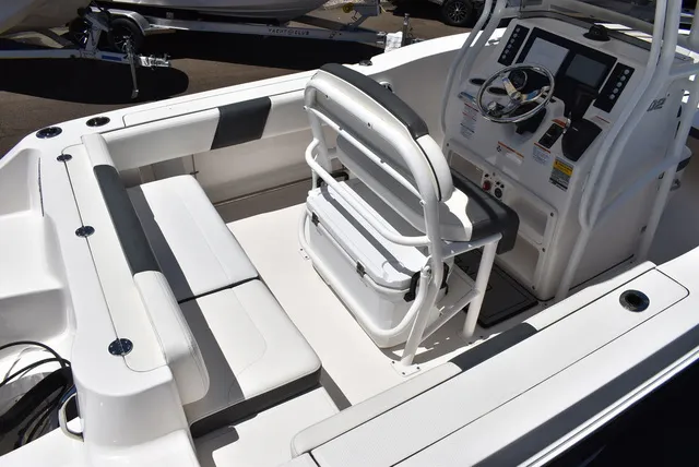 Slide: The Image of Robalo R202EX 2023 - 10