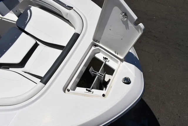 Slide: The Image of Robalo R202EX 2023 - 16