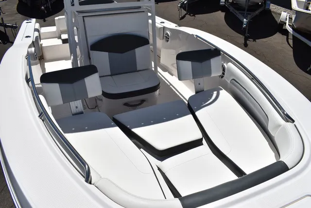 Slide: The Image of Robalo R202EX 2023 - 17