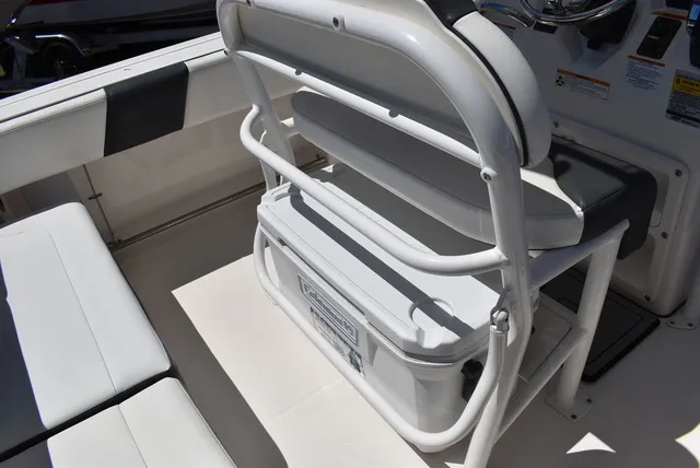 Slide: The Image of Robalo R202EX 2023 - 29