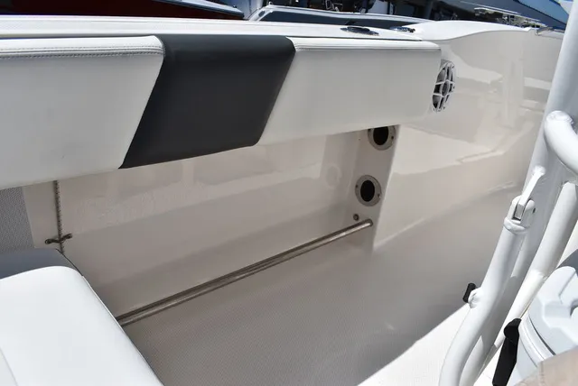 Slide: The Image of Robalo R202EX 2023 - 31