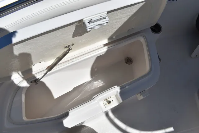Slide: The Image of Robalo R202EX 2023 - 69