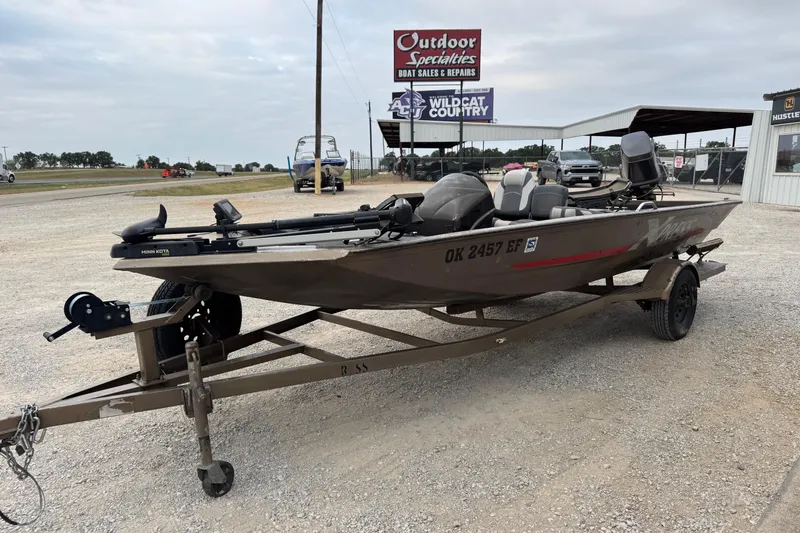 Slide: The Image of 2000 Express X51 boat on trailer at outdoor sales lot. - 4
