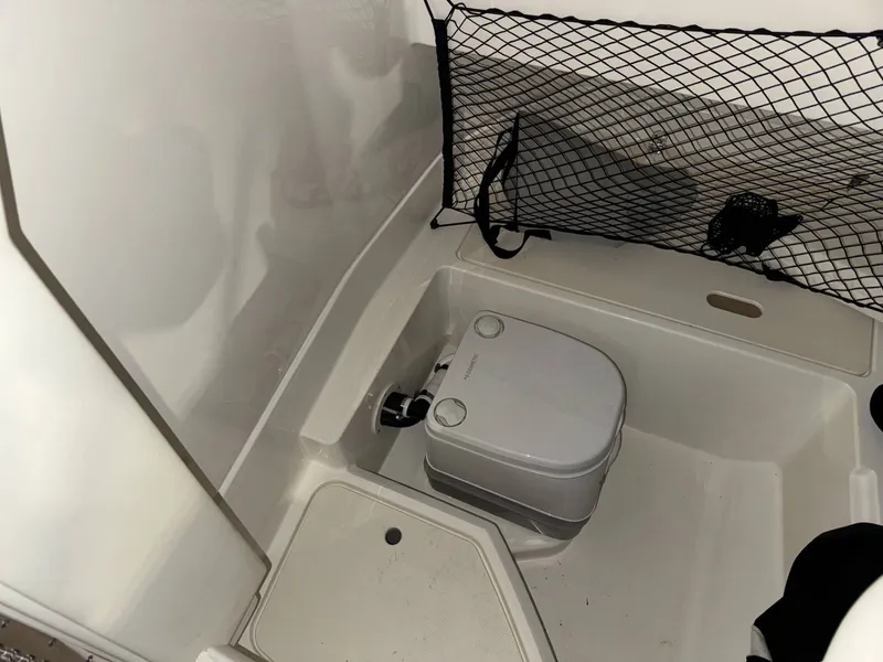 Slide: The Image of Sea Ray 250SDX 2021 - 11