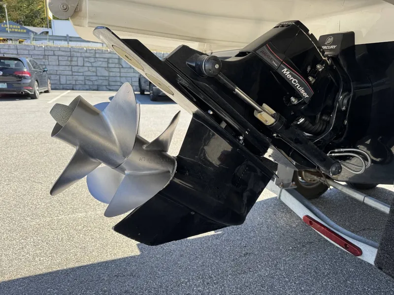 Slide: The Image of Sea Ray 250SDX 2021 - 4