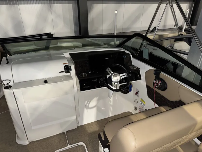 Slide: The Image of Sea Ray 250SDX 2021 - 7