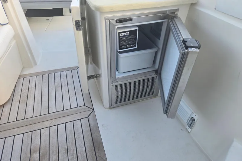 Slide: The Image of Open ice maker on 1997 Sunseeker Manhattan 48 yacht with teak flooring. - 34