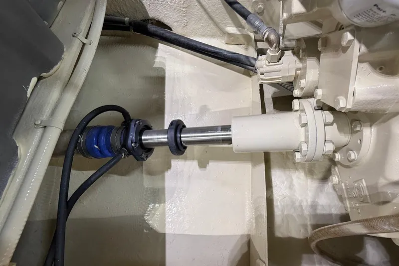 Slide: The Image of Engine component of a 2004 Navigator 4800, featuring a shaft and hydraulic connections. - 83