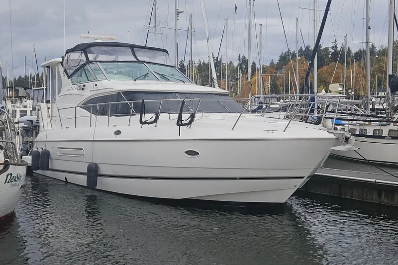 The Image of Cruisers 4450 Express Motoryacht 2000 - undefined