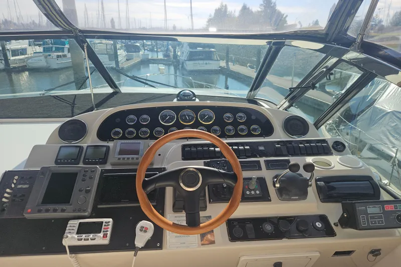 Slide: The Image of Sink and countertop on 2000 Cruisers Yachts 4450 Express Motoryacht. - 14