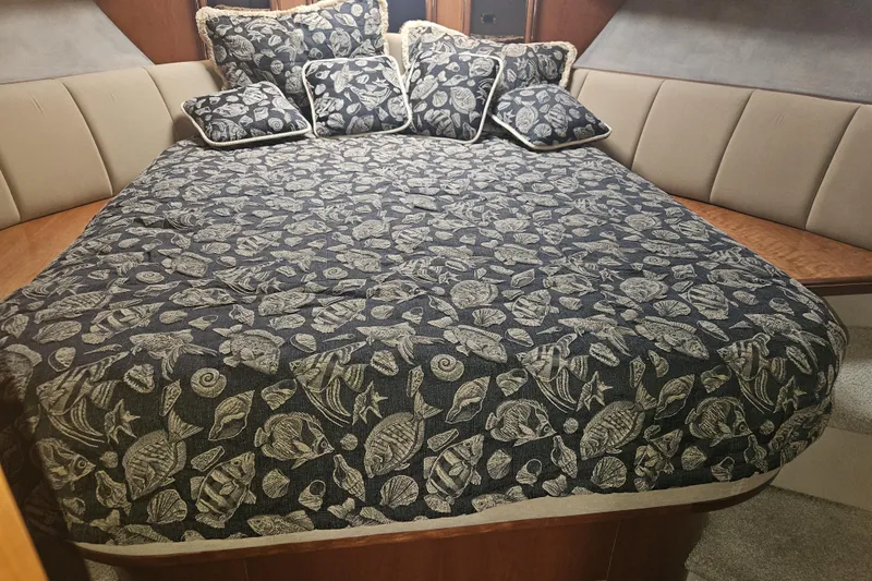 Slide: The Image of Luxurious bathtub in 2000 Cruisers Yachts 4450 Express Motoryacht bathroom. - 44