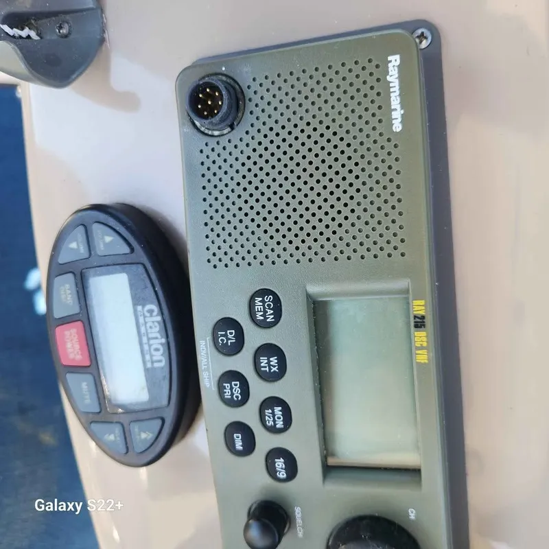 Slide: The Image of Sea Ray Sundancer 320 2005 - 9