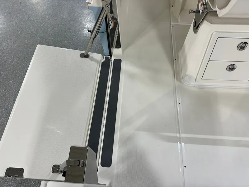 Slide: The Image of Boston Whaler 280 Dauntless 2026 - 32