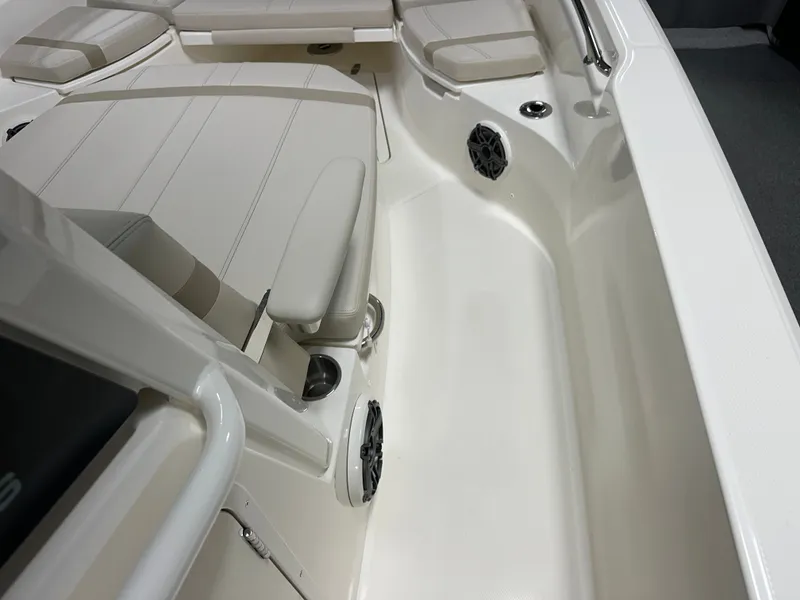Slide: The Image of Boston Whaler 280 Dauntless 2026 - 71