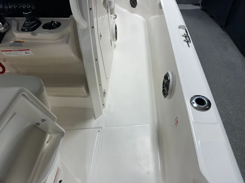 Slide: The Image of Boston Whaler 280 Dauntless 2026 - 63