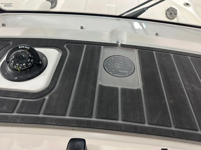 Slide: The Image of Boston Whaler 280 Dauntless 2026 - 52