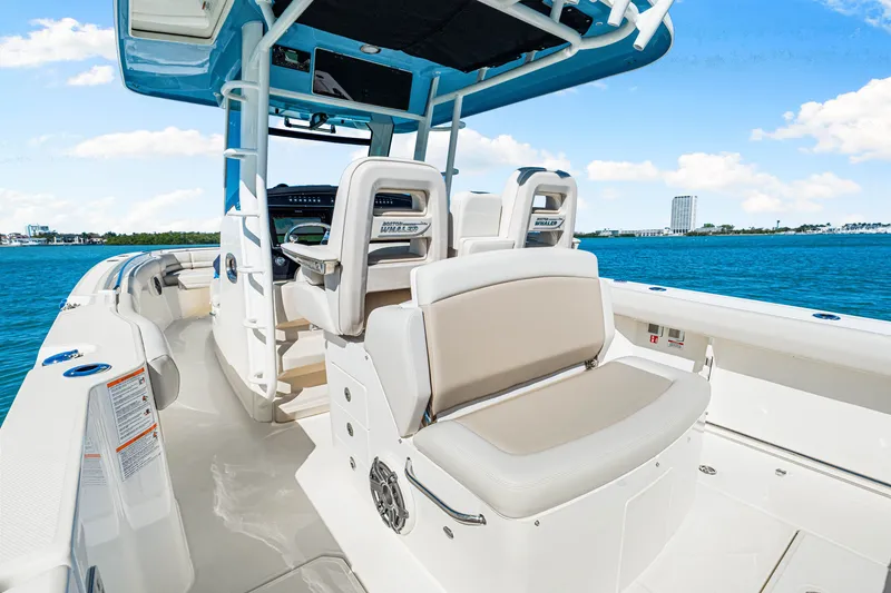 Slide: The Image of Boston Whaler 330 Outrage 2026 - 10